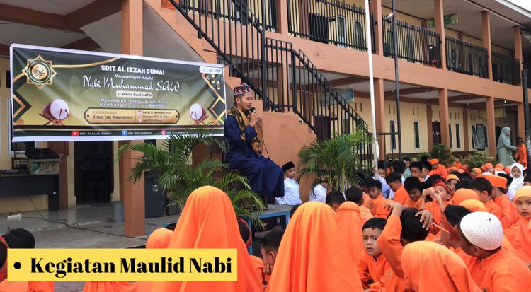 Upacara bendera di lapangan sekolah Al Izzah Sejahtera